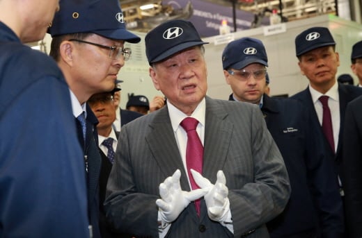 현대차그룹 정몽구 회장이 러시아 공장을 방문해 시찰하는 모습  /사진=현대차그룹 제공