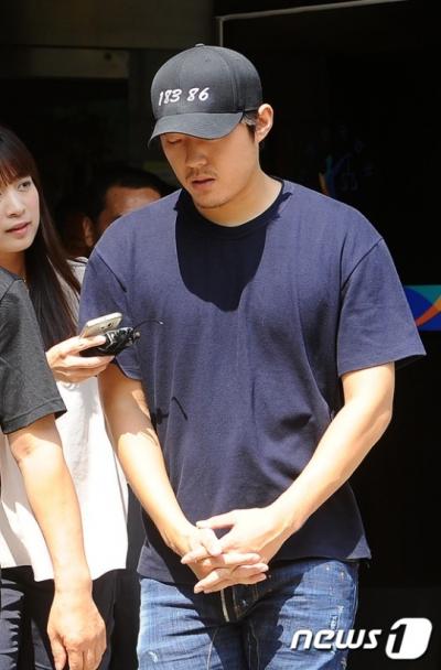 승부조작 혐의로 기소된 NC 다이노스 이태양이 오늘(5일) 오전 창원지법에서 첫 공판을 마치고 차량으로 이동하고 있다. /사진=뉴스1 박기범 기자