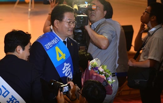지난 5일 오후 서울 여의도 국회 의원회관에서 열린 더불어민주당 당대표 컷오프에서 탈락한 송영길 의원이 자리로 돌아가고 있다. /사진=뉴시스 