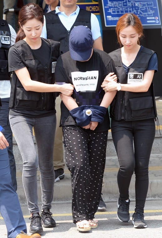 친딸을 폭행한 혐의로 조사를 받고 있는 A씨(27)가 6일 오후 영장실질심사를 받기 위해 여경 2명에게 이끌려 인천 남부경찰서를 나서고 있다. /사진=뉴스1
