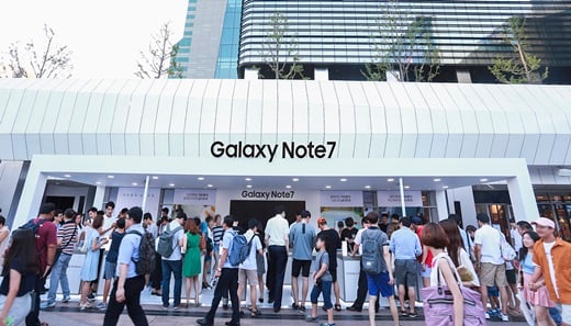 지난 5일 서울 삼성동 코엑스몰에 마련된 행사장에서 소비자들이 ‘갤럭시노트7’의 기능을 체험하고 있다. /사진=삼성전자