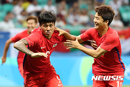 한국-독일 올림픽 축구 조별리그 경기에서 한국의 석현준(왼쪽)이 팀의 세 번째 골을 넣은 뒤 세레머니를 펼치고 있다. /사진=뉴시스
