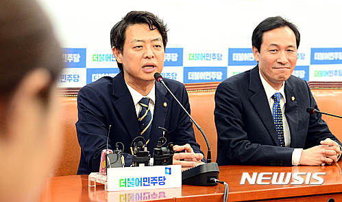 더민주 초선의원 중국방문. 지난 5일 우상호 원내대표(오른쪽)와 사드 대책위 간사인 김영호 의원이 더민주 소속 초선의원 6명의 중국 방문 계획에 대해 설명하고 있다. /사진=뉴시스