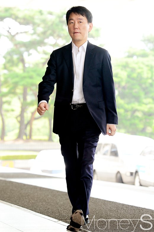 [머니S포토] 서울지검 출석한 넥센 히어로즈 이장석 대표