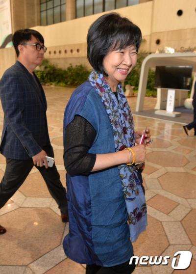 손혜원 의원. 손혜원 더민주 의원이 오늘(8일) 사드(THAAD·고고도미사일방어체계) 배치와 관련한 중국 방문 일정을 소화하기 위해 김포공항을 통해 출국하고 있다. /사진=뉴스1