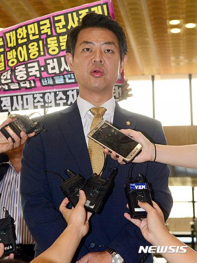 김영호 의원 출국. 8일 오전 김포공항에서 김영호 의원이 취재진 질문에 답하고 있다. 김영호 의원을 포함한 더민주 초선의원 6명은 2박3일 일정으로 중국을 방문해 공산당 관계자 및 학계·교민과 사드 배치 문제를 논의할 계획이다. /사진=뉴시스