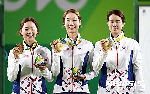 8일(한국시간) 브라질 리우데자네이루 삼보드로모 양궁 경기장에서 열린 2016 리우올림픽 여자양궁 단체전에서 금메달을 획득한 대표선수들이 기뻐하고 있다. 왼쪽부터 장혜진, 최미선, 기보배. /사진=뉴시스