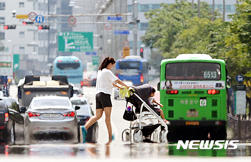 경주 날씨. 10일 무더위로 서울 영등포구 여의도 공원 앞에 아지랑이가 피어오르고 있다. /자료사진=뉴시스