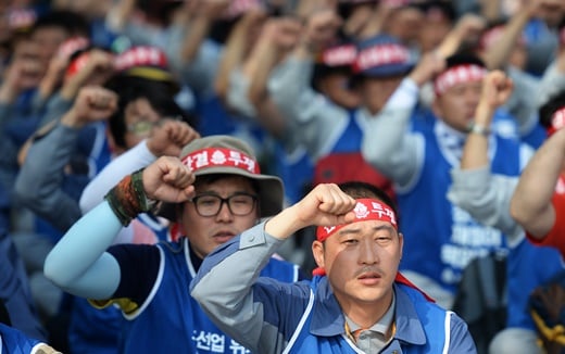 정부의 조선업 구조조정 발표에 반발해 릴레이 상경투쟁 중인 조선업종노조연대 소속 노동자들이 지난 6월 9일 서울 여의도 산업은행 앞에서 구호를 외치고 있다./사진=뉴스1DB