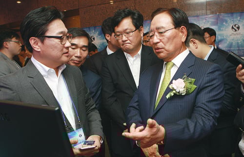 한동우 신한금융지주 회장(오른쪽)이 퓨처스랩 데모데이에서 참여 기업의 브리핑을 듣고 있다. /사진제공=신한금융지주