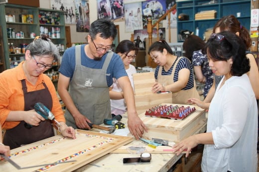 서대문 여성인력개발센터가 개설한 'eco-DIY인테리어디자인전문가' 과정 참가자들이 내디내만목공학원서 실습을 하고 있다. /사진=내디내만목공학원