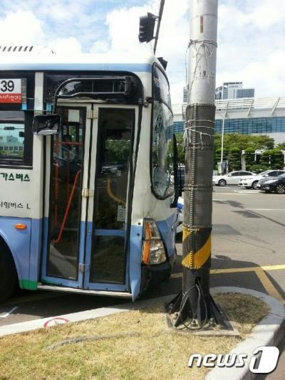 추돌사고 시내버스 블랙박스 영상. 지난 18일 오전 10시39분쯤 부산 해운대 올림픽 교차로에서 벡스코 방향으로 서행하던 시내버스가 신호를 위반하고 신호등 전신주를 들이받는 사고를 냈다. /사진=뉴스1(부산지방경찰청 제공)
