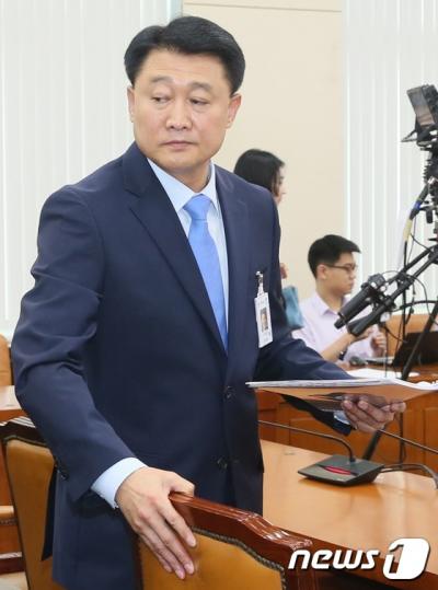이철성 경찰청장 내정자. 오늘(19일) 이철성 경찰청장 내정자가 서울 여의도 국회 안전행정위원회에서 열린 경찰청장 인사청문회가 정회되자 회의장을 나서고 있다. /사진=뉴스1