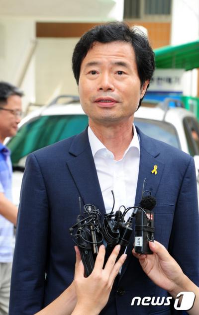 김승환 교육감. 오늘(19일) 오후 김승환 전라북도교육감이 전북 전주시 전주지방법원에서 열린 선고공판을 마치고 기자들과 인터뷰를 하고 있다. /사진=뉴스1