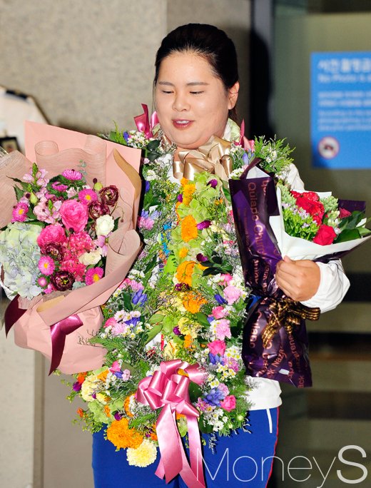 [머니S포토] 꽃 속에 묻힌 골프여제 박인비
