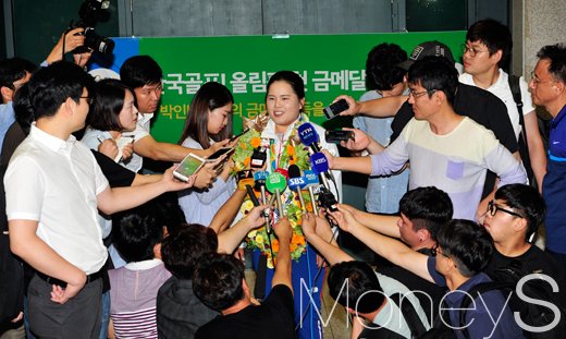 [머니S포토] 골프계 살아있는 역사 박인비, '후끈후끈 뜨거운 취재열기'