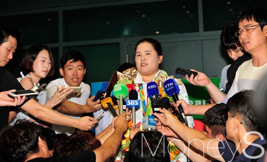 [머니S포토] 취재진 질문 받는 박인비
