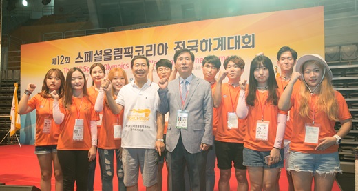 지난 23일 서울 올림픽경기장에서 열린 제12회 지적장애인 스페셜올림픽 대회 개막식에서 고흥길 위원회장(가운데)과 배정권 OCI 부사장(왼쪽에서 네번째), 자원봉사자로 참여한 OCI 임직원 자녀들이 함께 기념촬영을 하고 있다. /사진=OCI