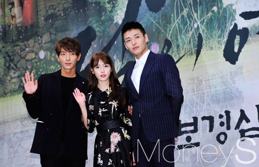 [머니S포토] 달의 연인 이준기-이지은-강하늘, '두근두근 심쿵 삼각관계 끝판왕 보여드리죠'