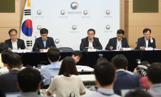 지난 25일 오후 서울 종로구 정부서울청사 별관에서 열린 가계부채 현황 및 관리방향 브리핑에서 이찬우 기획재정부 차관보(가운데)가 취재진의 질문에 답하고 있다. /사진=뉴시스