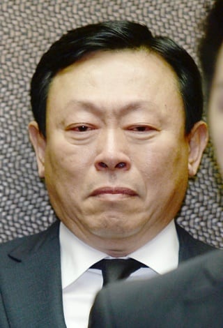 신동빈 롯데그룹 회장이 27일 오전 故 이인원 부회장의 빈소를 찾아 침통해하고 있다./사진=뉴시스DB
