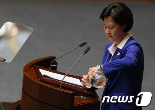 추미애 대표 연설. 추미애 더불어민주당 대표가 6일 서울 여의도 국회 본회의장에서 교섭단체대표연설에 앞서 컵에 물을 따르고 있다. /사진=뉴스1