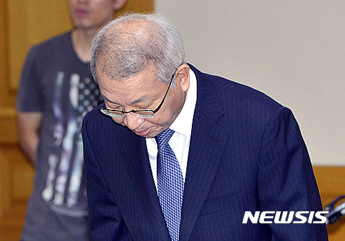 양승태 대법원장. 양승태 대법원장이 오늘(6일) 오전 서울 서초구 대법원에서 열린 전국법원장회의에 참석해 '부장판사 뇌물수수 구속' 사건에 대해 대국민 사과를 하고 있다. /자료=뉴시스