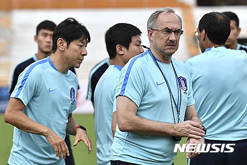 한국 시리아. 2018 러시아 월드컵 아시아 최종예선 시리아전을 하루 앞둔 5일(한국시간) 오후 말레이시아 세렘반 파로이 툰쿠 압둘 라만 스타디움에서 대한민국 축구 대표팀 슈틸리케 감독(오른쪽)과 신태용 코치가 훈련 준비를 하고 있다. /사진=뉴시스