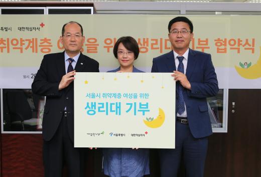 ▲6일 서울시청에서 이강훈 깨끗한나라 생활용품 사업부장(오른쪽)과 엄규숙 서울시 여성정책실장(가운데) 김선철 대한적십자사 대외협력실장(왼쪽)이 협약 체결 후 기념촬영을 하고 있다. @머니S MNB, 식품 유통 · 프랜차이즈 외식 & 창업의 모든 것