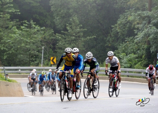 산악구간을 오르는 세계 청소년 선수들. /사진제공=대한자전거연맹