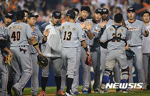 한화이글스. 한화이글스가 지난달 18일 열린 2016 KBO 리그 LG트윈스와의 경기에서 8대5로 승리한 뒤 기뻐하고 있다. /자료사진=뉴시스