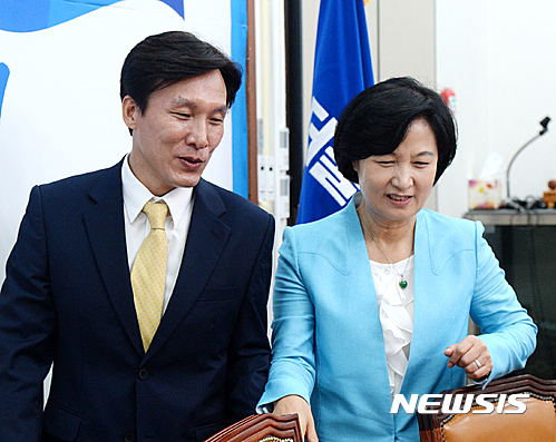 김민석 민주당 대표(왼쪽)와 추미애 더민주  대표. 오늘(9일) 오전 김민석 대표와 추미애 대표가 면담을 위해 서울 여의도 국회 당 대표실을 향했다. /사진=뉴시스