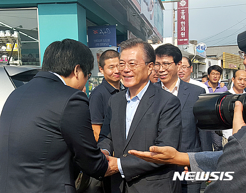 문재인 거제. 문재인 전 더불어민주당 대표가 추석을 앞둔 9일 고향인 경남 거제시 거제면 명진마을 찾아 주민들을 만나 인사를 나눴다. /사진=뉴시스