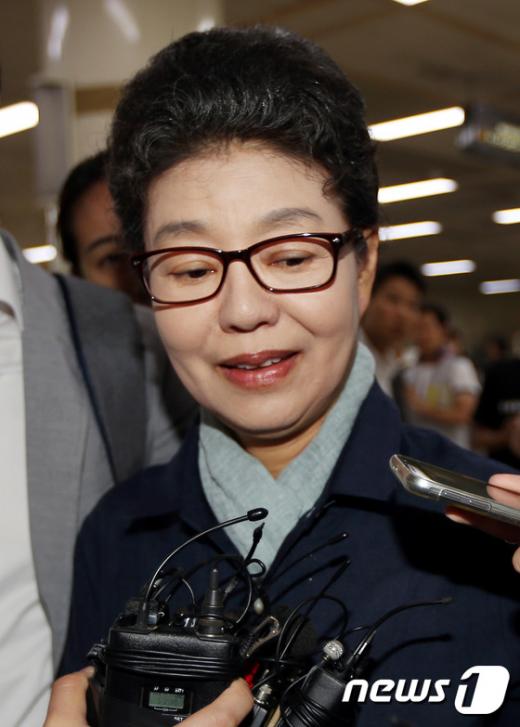 박근령 전 육영재단 이사장이 지난해 7월30일 김포국제공항을 통해 입국하는 모습. /자료사진=뉴스1