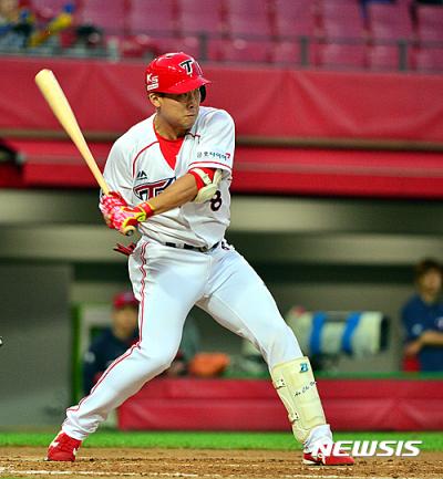 안치홍(KIA 타이거즈)이 어제(8일) 광주기아챔피언스필드에서 열린 2016 KBO 리그 NC 다이노스와의 경기에서 타격하고 있다. /자료사진=뉴시스