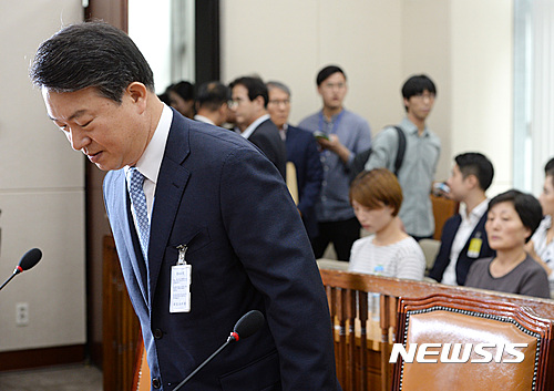 백남기 청문회 개최. 강신명 전 경찰청장(인사하는 이)이 12일 오전 국회에서 열린 백남기 청문회에 참석했다. /사진=뉴시스