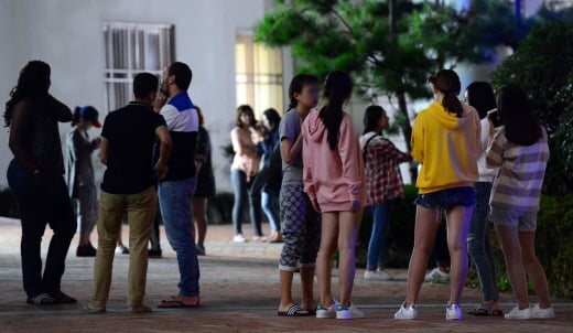 지난 12일 오후 경북 경주에서 일어난 지진 여파가 부산까지 번졌다. 이날 부산 남구 부경대 대연캠퍼스 기숙사에서 생활 중인 외국인 유학생들이 지진동이 발생하자 건물 밖으로 대피한 모습. 사진/뉴시스 DB