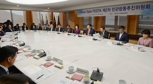 주형환(오른쪽 네번째) 산업통상자원부 장관이 지난 21일 서울 중구 대한상공회의소에서 열린 코리아 세일 페스타(Korea Sale FESTA) 제2차 민관합동추진위원회 회의에 참석해 발언을 하고 있다./사진=뉴시스DB @머니S MNB, 식품 유통 · 프랜차이즈 외식 & 창업의 모든 것