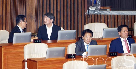 [머니S포토] 경제분야 대정부질문, '정동영·주승용 뒤 박지원·안철수 어떤 대화중일까?'