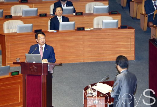 [머니S포토] 경제분야 국회 대정부질문, '질의에 답하는 유일호 부총리'
