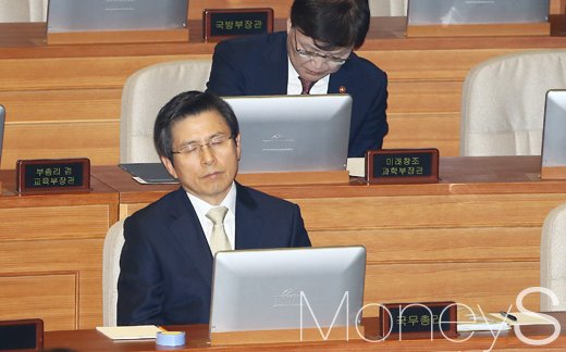 [머니S포토] 황교안 총리 '연일 계속된 대정부질문에 피곤한 기색 역력'