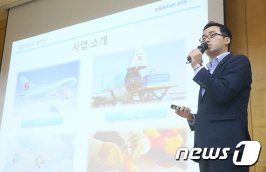 대한항공 채용. 지난 6일 부산대학교에서 열린 지역인재 채용설명회에서 박성진 대한항공 과장이 2017년도 신입사원 채용을 주제로 발표하고 있다. /자료사진=뉴스1