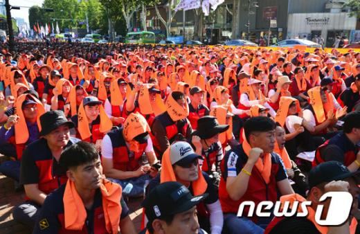 강원랜드파업. 오늘(4일) 오후 서울 혜화동 대학로에서 열린 '민주노총 공공운수노조 2차 총파업 총력투쟁대회'에서 참석자들이 구호를 외치고 있다. /사진=뉴스1