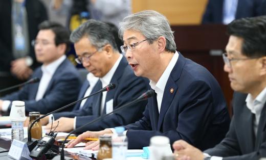 제7차 금융개혁추진위원회 회의가 5일 정부서울청사 금융위원회 대회의실에서 금융개혁추진위원회 위원, 임종룡 금융위원장, 진웅섭 금감원장, 황영기 금융투자협회장이 참석한 가운데 장범식 위원장 주재로 진행됐다./사진=금웅위원회