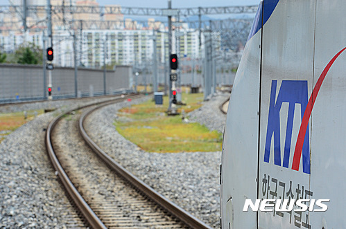 코레일. KTX. 오늘(5일) 태풍 차바의 영향으로 대전 동구 대전역에서 서울에서 부산으로 향하던 KTX가 멈춰 있다. /사진=뉴시스