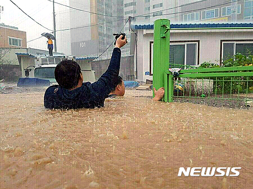 울산 태풍피해, 어제(5일) 태풍 차바 영향으로 울산 중구 반구동 일대가 침수된 가운데 시민들이 안전한 곳을 향해 이동하고 있다. /사진=뉴시스(민주노총 울산본부 제공)