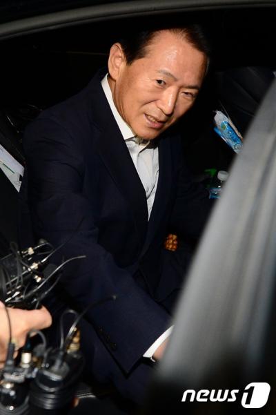 김한표 국회의원. 정치자금법 위반 혐의를 받고 있는 김한표 새누리당 의원 (62·경남 거제)이 오늘(6일) 오전 서울 서대문구 미근동 경찰청에서 조사를 마치고 귀가하고 있다. /사진=뉴스1