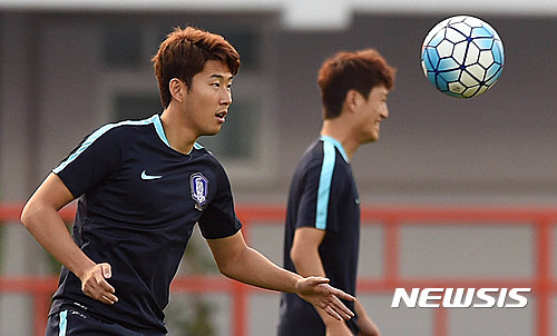 한국 카타르 월드컵 예선. 5일 한국 축구대표팀 손흥민(왼쪽)이 수원 종합경기장에서 훈련을 하고 있다. 뒤쪽은 이청용. /사진=뉴시스