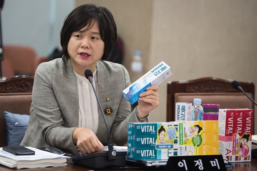 이정미 의원이 지난달 27일 국정감사에서 가습기 살균제 성분이 함유된 치약을 들고 발언하고 있다. /사진=뉴스1 DB