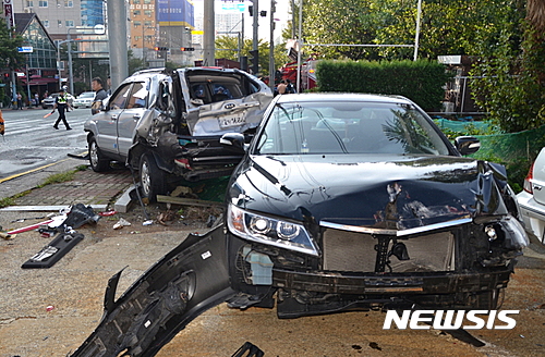 거제 교통사고. 옥포 11중 추돌 사고. 6일 거제 옥포동 한 사거리에서 연쇄추돌 교통사고가 발생해 차량들이 파손돼 있다. /사진=뉴시스